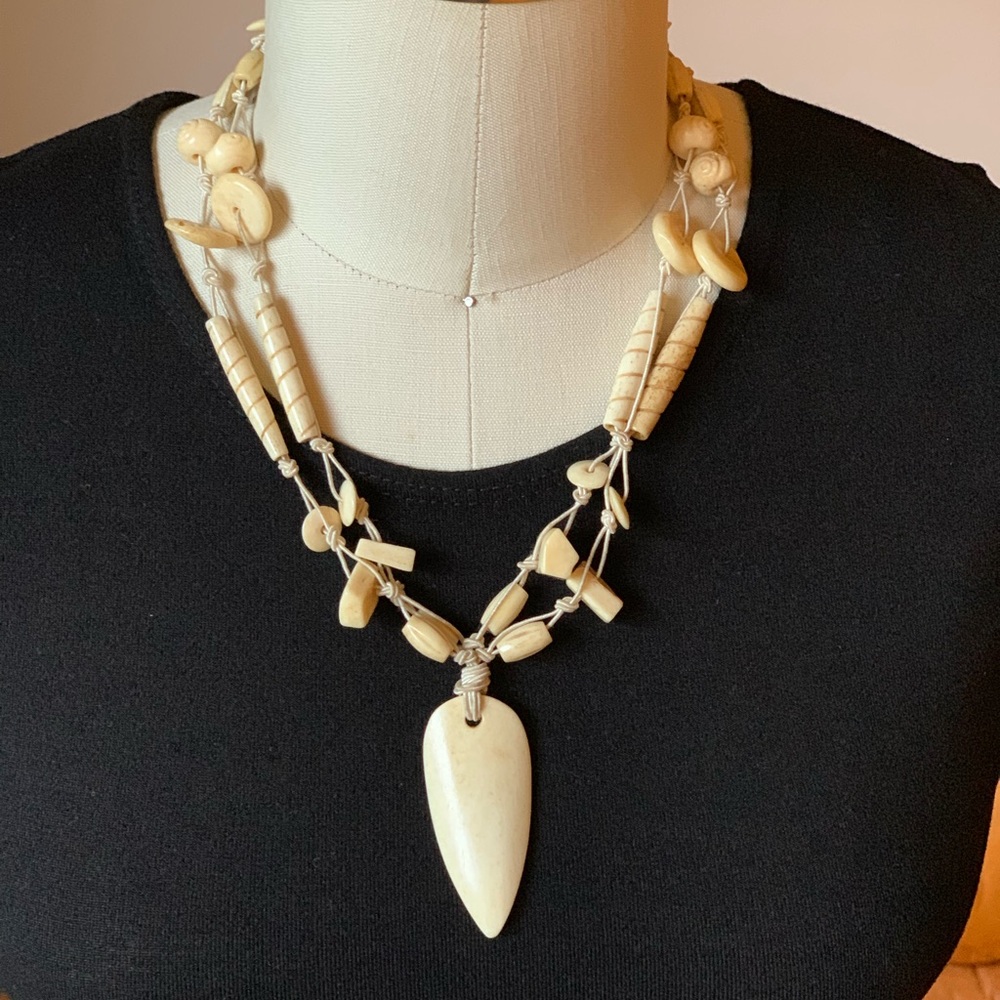 Vintage carved bone necklace 🦴